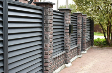 Забор жалюзи с каменными столбами