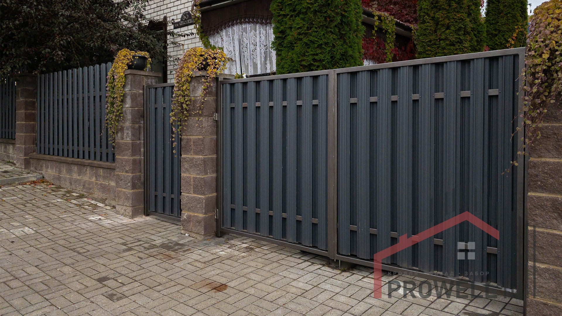 Забор из металлического штакетника 