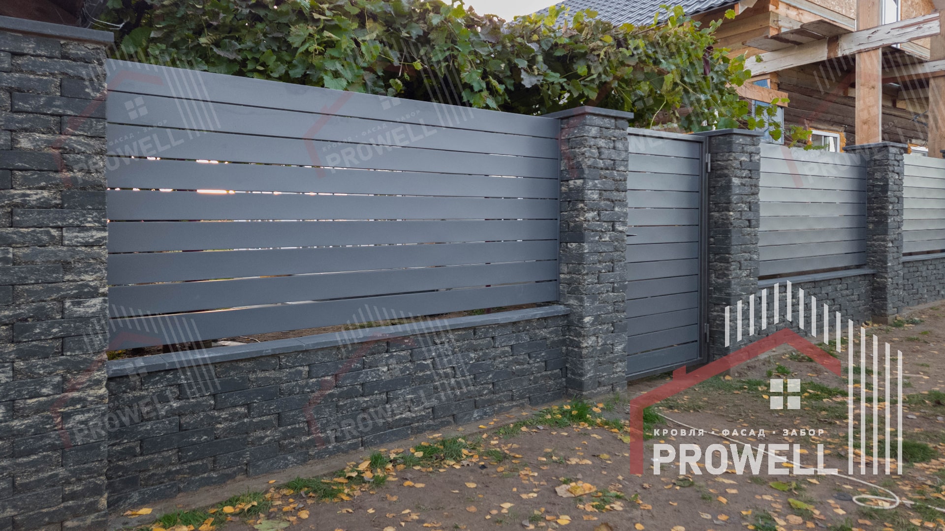 Ограждение ранчо 120 7024 (серый графит) МАТ в сочетании с ЛЕГО кирпичом под мрамор