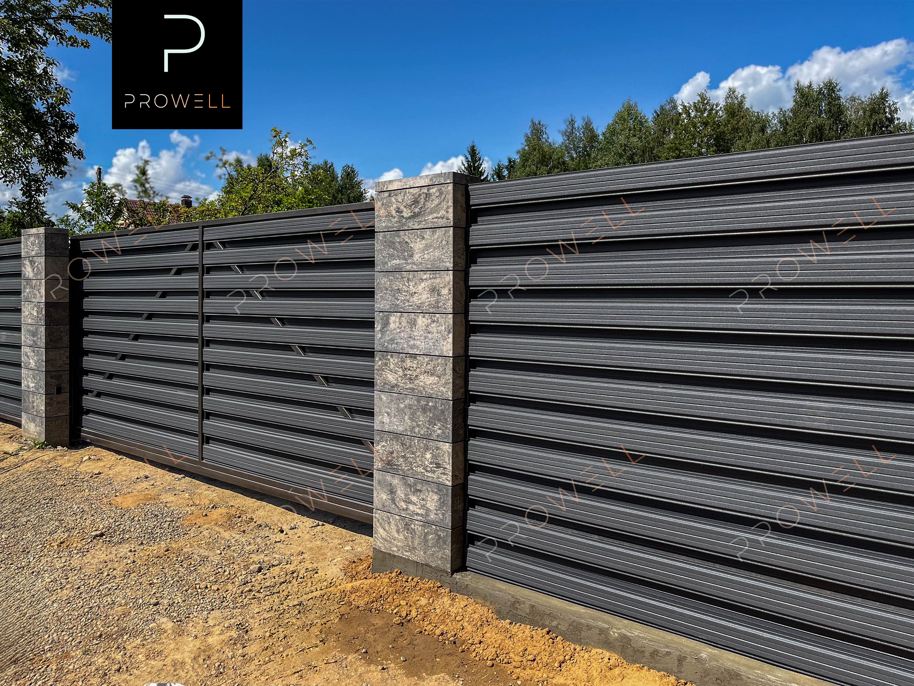 Забор РАНЧО из металлического штакетника "КЛАССИК" RAl 7024 (серый графит) мат со столбами FaBrick (Оникс)