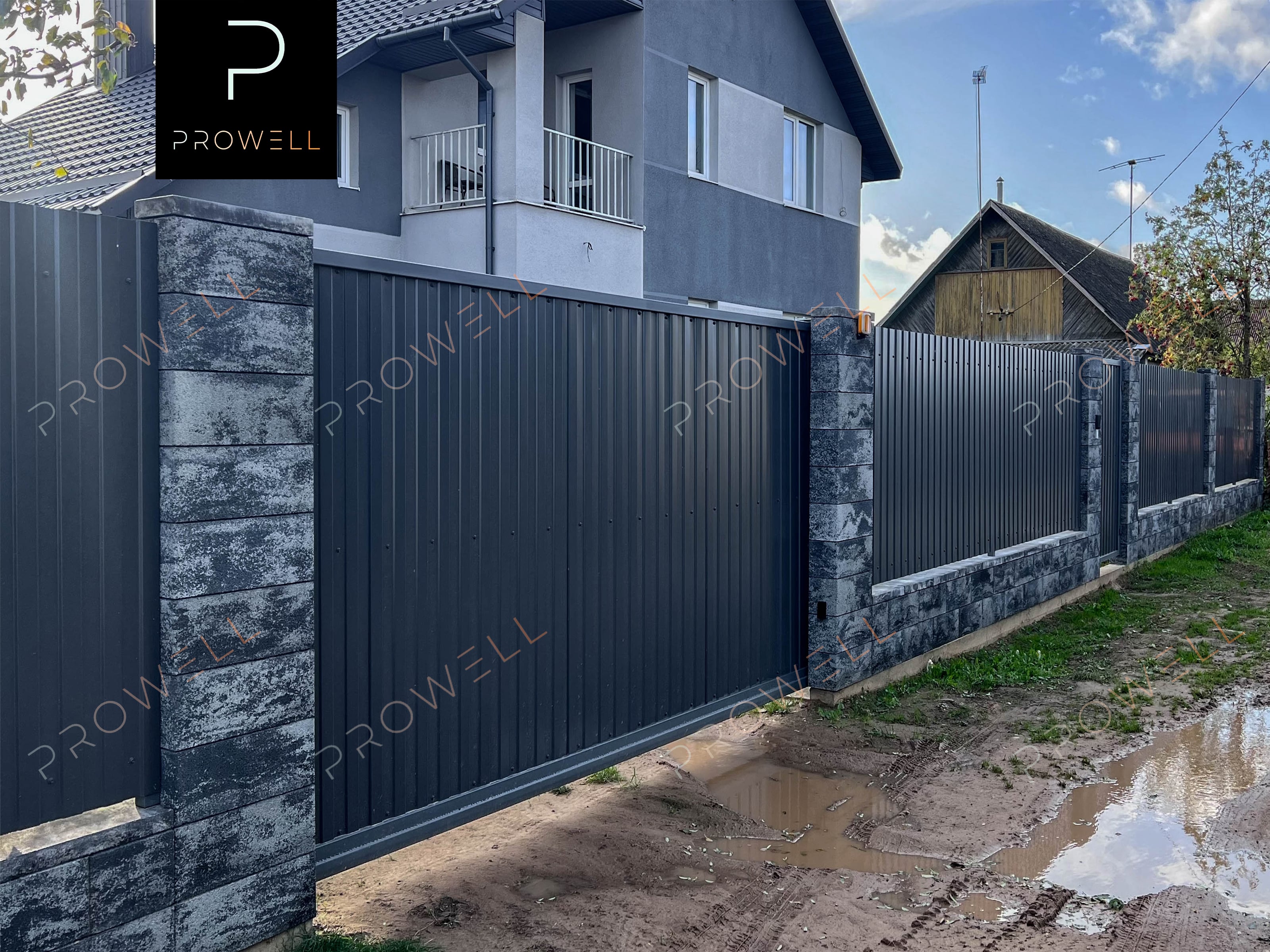 Ограждение из блоков Kozinak "Берлин" в сочетании с профнастилом серый графит (7024) глянец