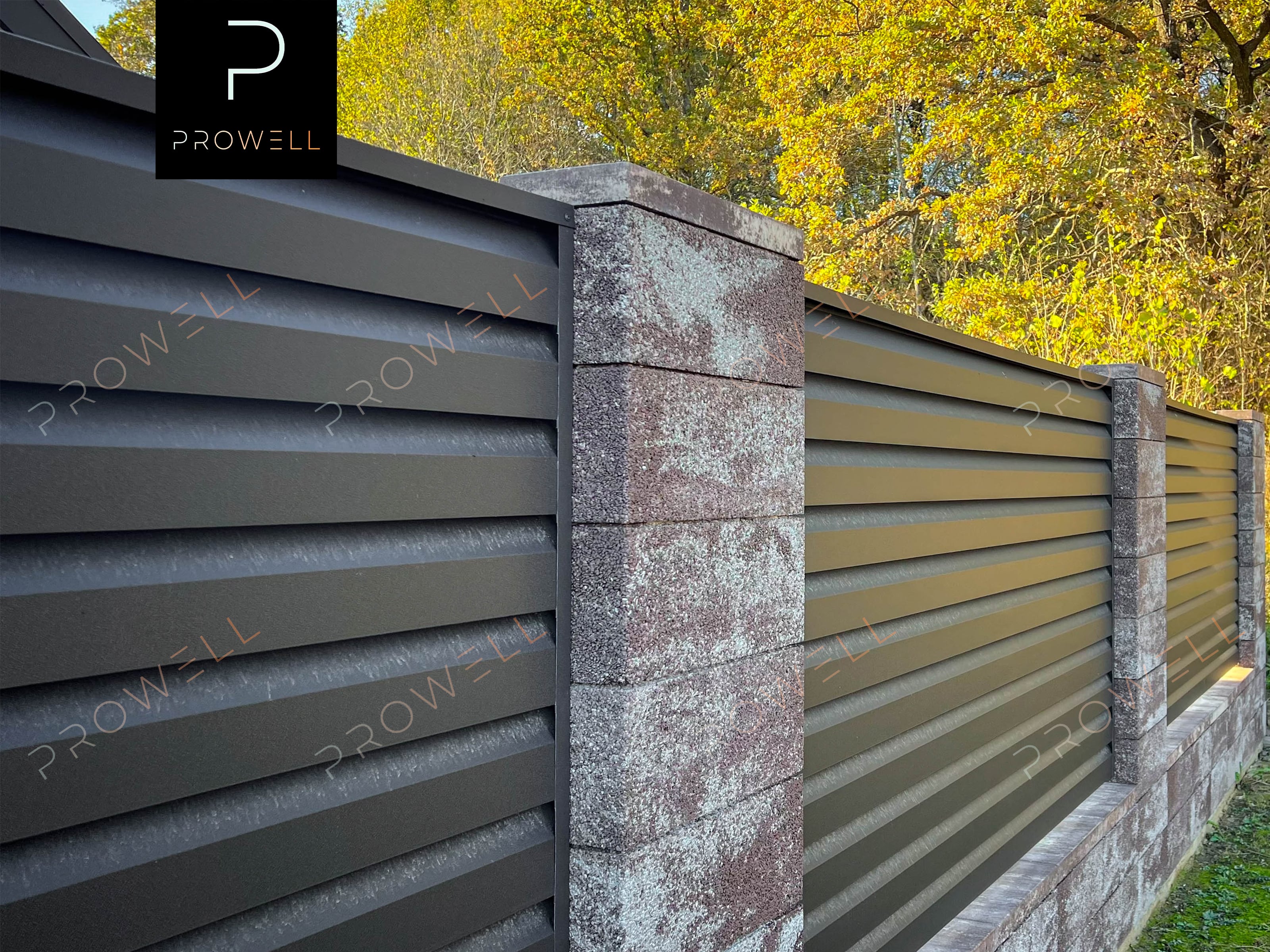 Ограждение из блоков Kozinak "САХАРА" в сочетании с жалюзями слайдер "ХАРД (Hard)" RAL 8019 (серо-коричневый) МАТ