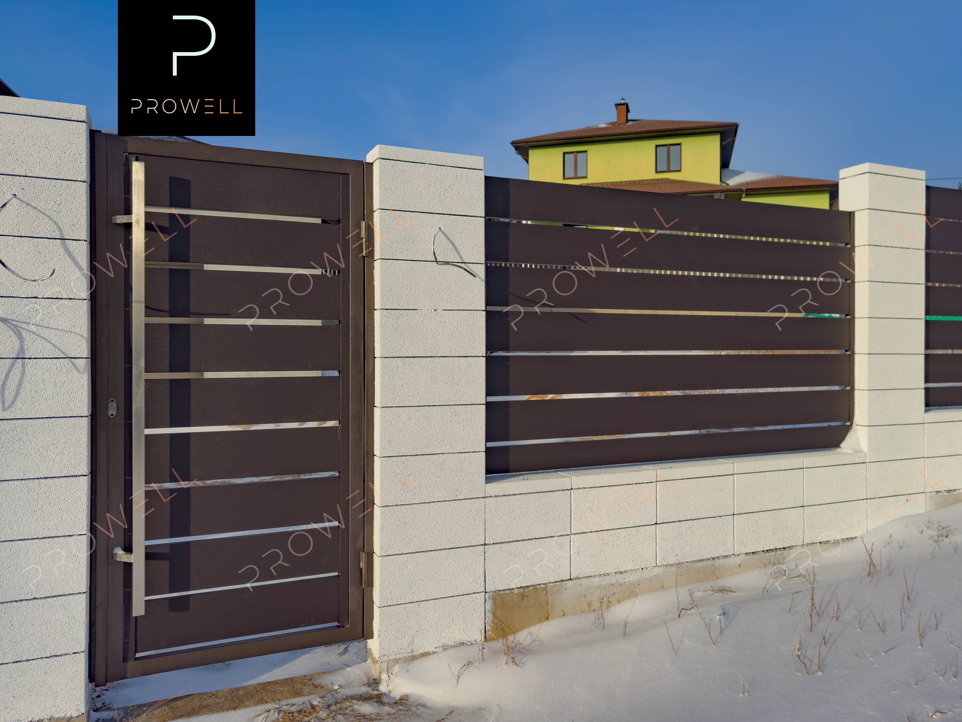 Ограждение из блоков Козинак "БЕЛЫЕ (покрашенные)" c ограждение РАНЧО PREMIUM" 8019 (серо-коричневый) МАТ