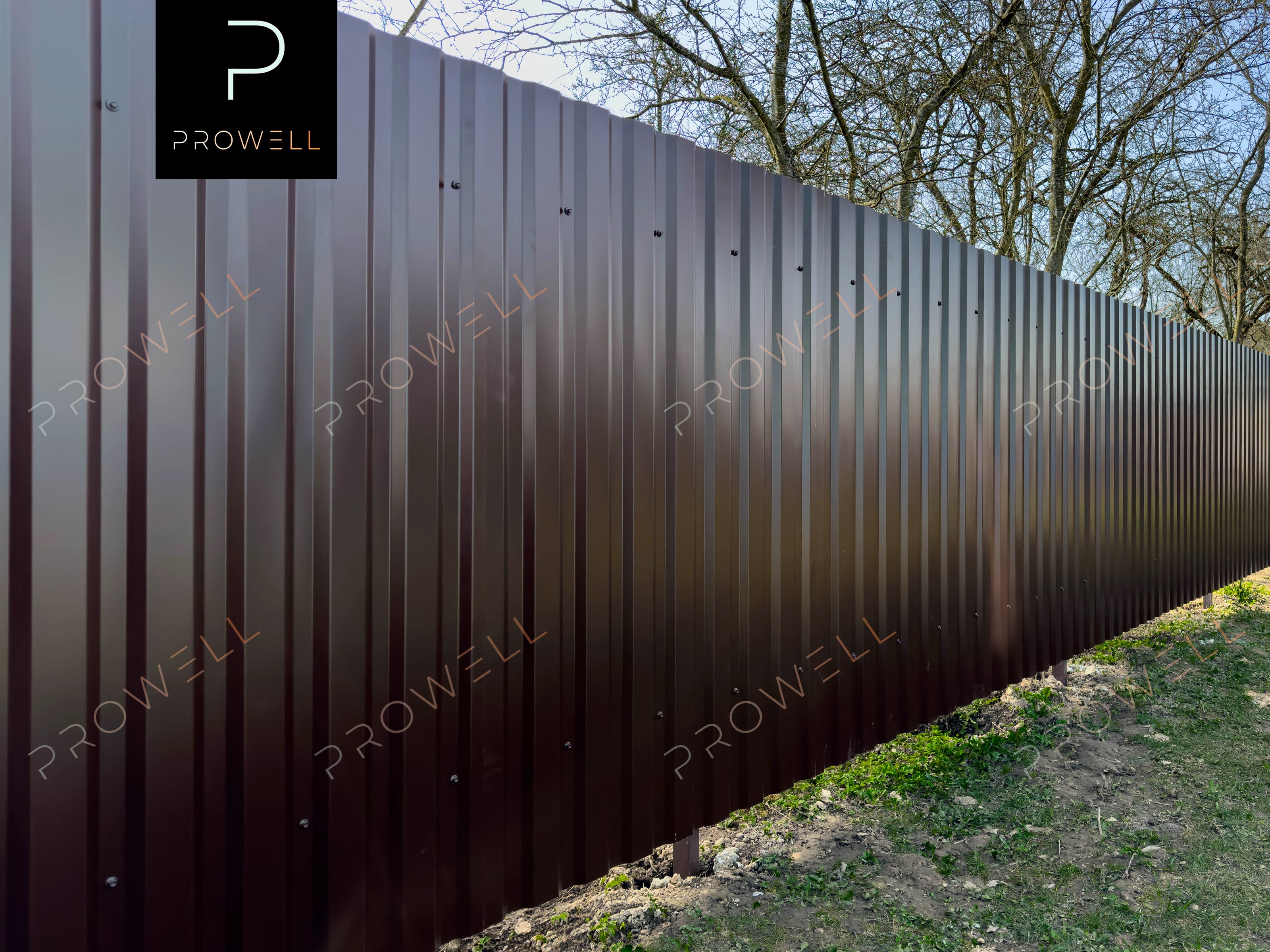 Забор из профнастила МП-20 8017 (шоколадно-коричневый) глянец