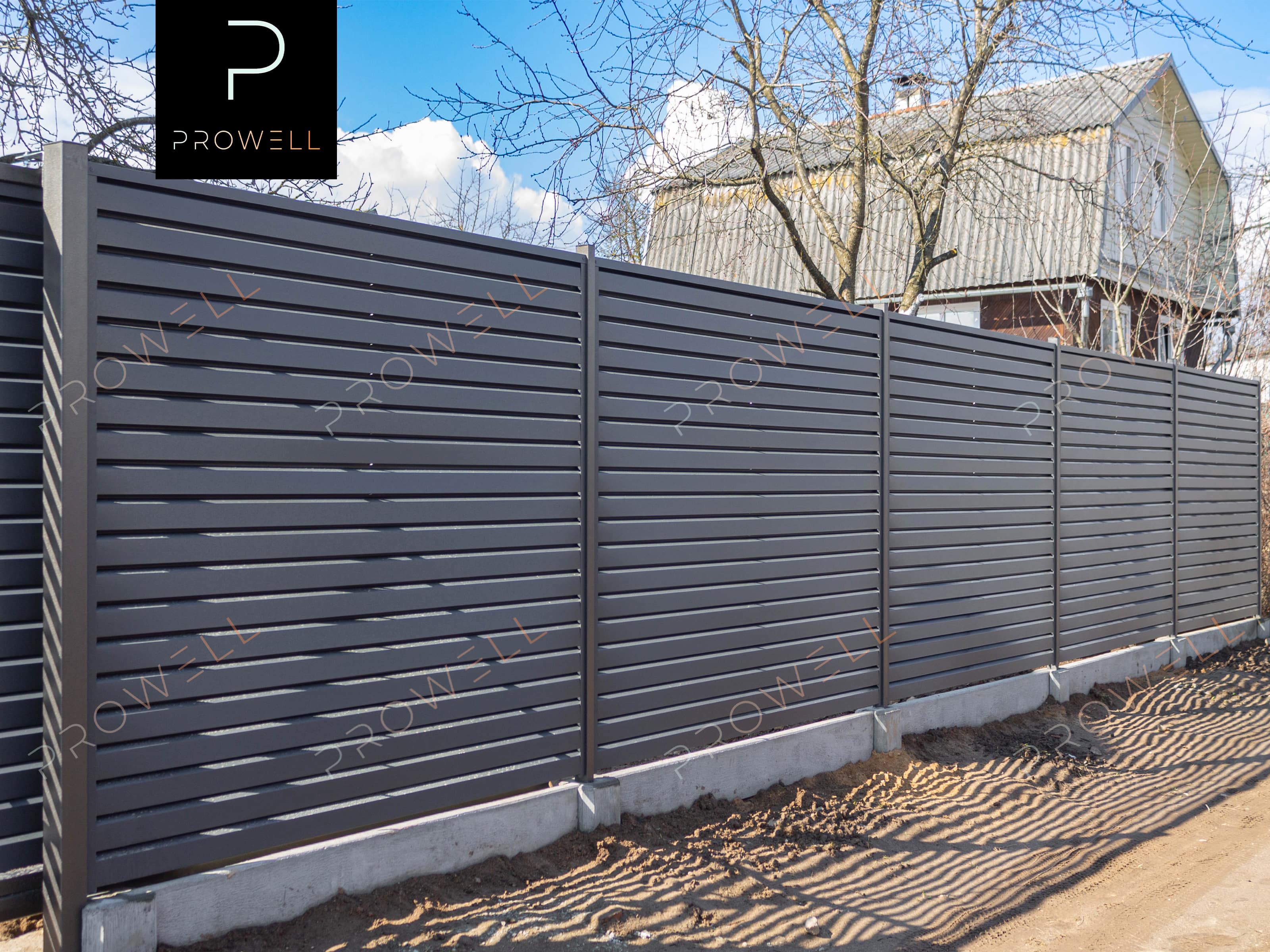 Ограждение жалюзи ЛИНА (LINE) RAL 7024 (серо графит) MAT в сочетинии со сборным фундаментом