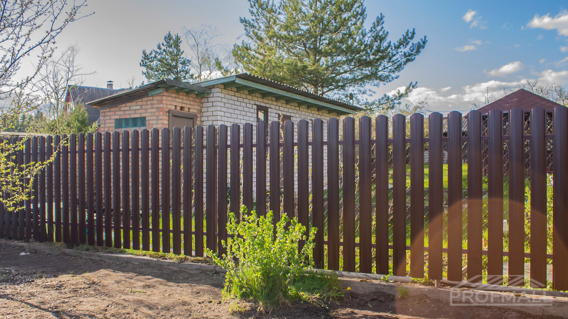 Забор из металлического штакетника "Европланка" RAL 8017 (коричневый)