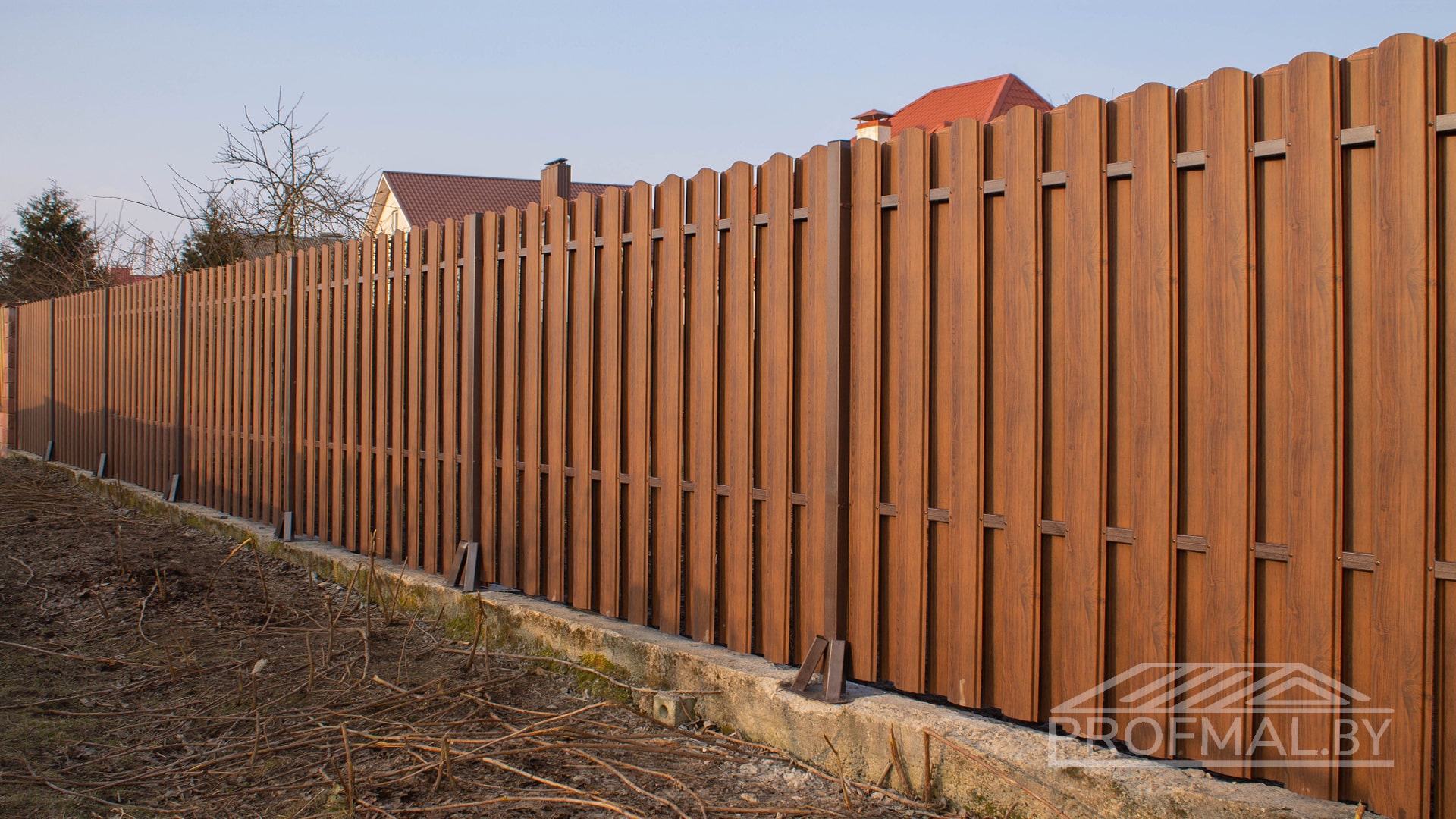 Монтаж забора из металлического штакетника "ЕВРОПЛАНКА" Дерево Темное